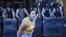 Kerabat narapidana memprotes polisi usai kerusuhan di penjara Tacumbu, Asuncion, Paraguay, Selasa (16/2/2021). Menurut Kementerian Kehakiman Paraguay, enam narapidana tewas dalam kerusuhan di penjara Tacumbu. (AP Photo/Jorge Saenz)