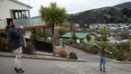 Wisatawan berfoto di tengah Baldwin Street, yang terkenal dengan jalan paling curam di dunia, di kota Dunedin, Selandia Baru, 26 Agustus 2017. Baldwin Street dikenal sebagai jalan paling curam di dunia menurut Guinness World Records. (AP Photo/Mark Baker)