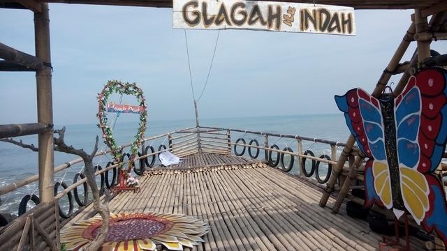 Swafoto Bersama Ombak Pecah Di Pantai Glagah Regional