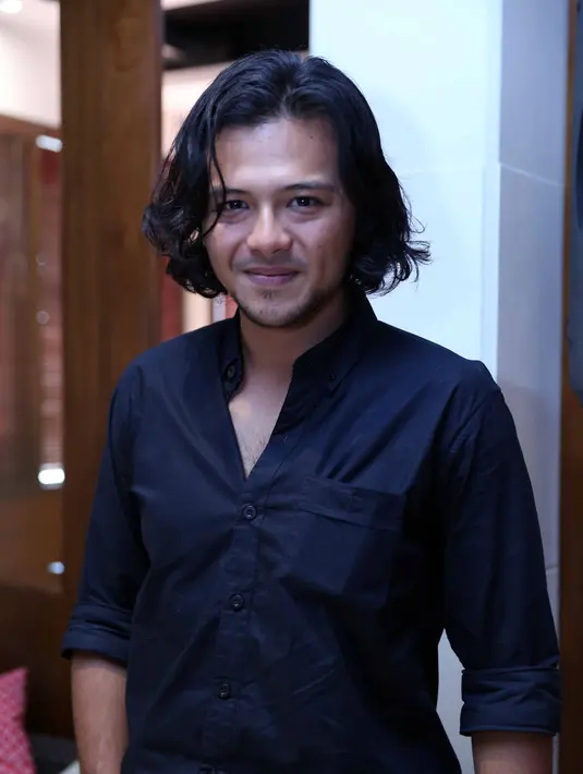 "Kangen banget (makanan enak). Cuma gue sudah mulai bisa makanan sehat sekarang. Gue ini pecinta sop kambing, tapi sekarang enggak bisa makan itu lagi. Kangen juga sama bebek dan alkohol," ujar Ramon Y. Tungka seraya tertawa. (Nurwahyunan/Bintang.com)