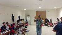 Presiden pertama dan mantan perdana Menteri Timor Leste, Xanana Gusmao, saat memotivasi Timnas Timor Leste U-16 di Piala AFF U-16 2018, Selasa (31/7/2018) (Bola.com/Zaidan Nazarul)