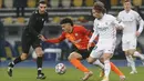 Gelandang Shakhtar Donetsk, Taison berebut bola dengan gelandang Real Madrid, Luka Modric pada matchday kelima Grup B Liga Champions di NSK Olimpiyskiy, Kiev, Rabu (2/12/2020) dini hari WIB. Real Madrid tumbang 0-2 di markas Shakhtar Donetsk.  (AP Photo/Efrem Lukatsky)