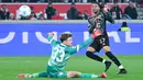 Bayern Muenchen semakin memperkukuh posisinya di puncak klasemen Liga Jerman setelah meraih kemenangan 3-1 atas VfB Stuttgart dalam laga pekan ke-24 di Stadion Mercedes-Benz Arena, Muenchen, Sabtu (1/3/2025) dini hari WIB. (Marijan Murat/dpa via AP)
