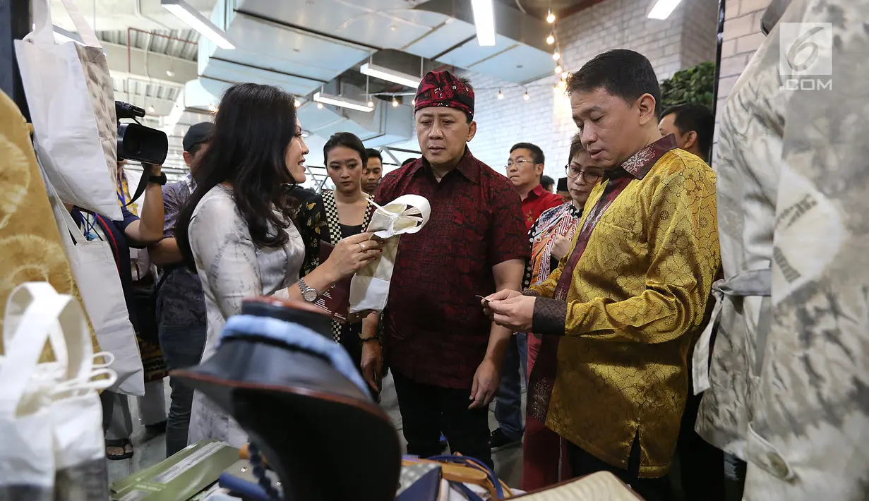Kepala Badan Ekonomi Kreatif Triawan Munaf dan Director Lippo Malls Indonesia Eddy Mumin meninjau stan UMKM usai membuka Pasar Kita oleh Sahabat UMKM di Lippo Mall Puri, Jakarta, Sabtu (10/3). (Liputan6.com/Pool)