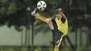 Pesepak bola SSB Tulehu Putra, Rizky Lestaluhu, mengontrol bola saat melawan SSB Galunggung FC pada semifinal turnamen Liga Remaja UC News di Lapangan Masariku Yonif 733, Ambon, Rabu (29/11/2017). (Bola.com/Peksi Cahyo)