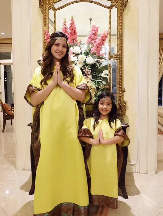 Tak jarang juga Nia dan Mikhayla mengenakan baju kembar. Seperti ini misalnya, mereka memakai kaftan kembar berwarna kuning dan hiasan kepala seperti cewek-cewek India. (Instagram/ramadhaniabakrie)