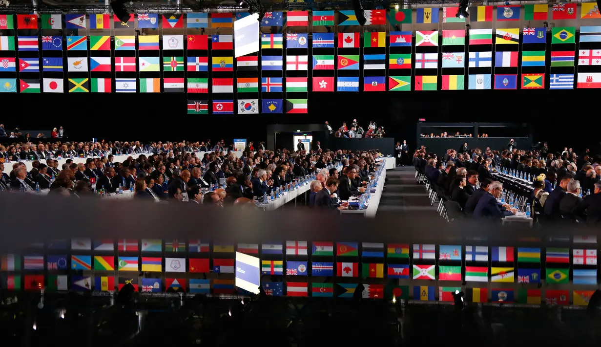 Delegasi menghadiri kongres FIFA di Moskow, Rusia, Rabu (13/6). Kongres ini beragendakan memilih tuan rumah untuk Piala Dunia 2026. (AP Photo/Alexander Zemlianichenko)