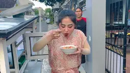 Pedangdut Dewi Perssik sedang membuat sendiri bakso yang dijual di depan rumah orangtuanya. Dewi Perssik memang sedang berada di kampung halamannya di Jember. (Youtube/Dewi Perssik)