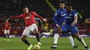Striker Manchester United, Mason Greenwood, mengontrol bola saat melawan Everton pada laga Premier League di Stadion Old Trafford, Manchester, Minggu (15/12). Kedua klub bermain imbang 1-1. (AFP/Oli Scarff)
