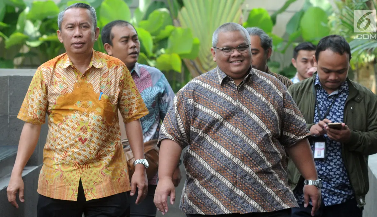 Direktur Dana Perimbangan Kemenkeu Putut Hari Satyaka (tengah) saat tiba di Gedung KPK, Jakarta, Jumat (1/3). Putut diperiksa sebagai saksi dalam kasus dugaan suap pengurusan anggaran dana alokasi khusus (DAK) Kebumen. (Merdeka.com/Dwi Narwoko)