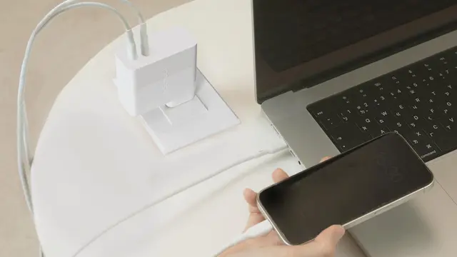 Power bank ramah lingkungan dari Innergie yang diklaim bisa isi daya tiga perangkat sekaligus. (Foto: Istimewa)