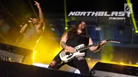 Aksi panggung Sepultura dalam konser Magnitude Medan Northblast 2017, Medan, Sabtu (9/12/2017) malam. (Reza Efendi/Liputan6.com)