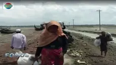 Minoritas etnis Rohingya terus melarikan diri ke negara tetangga Bangladesh untuk menyelamatkan diri.