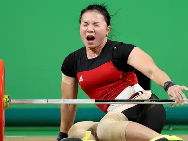 Atlet angkat besi Indonesia Dewi Safitri saat berlaga di cabang angkat besi kelas 53 kilogram wanita Olimpiade Rio 2016, Brazil, Minggu (7/8). Dewi gagal mengikuti jejak rekannya, Sri Wahyuni untuk meraih medali. (REUTERS)  