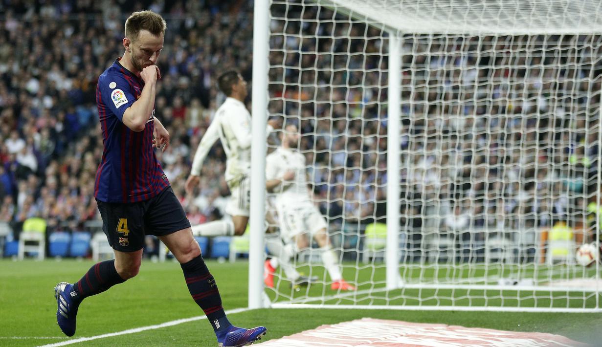 Gelandang Barcelona, Ivan Rakitic, melakukan selebrasi usai membobol gawang Real Madrid pada laga La Liga di Stadion Santiago Bernabeu, Sabtu (2/3). Real Madrid takluk 0-1 dari Barcelona. (AP/Manu Fernandez)