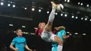 Aksi memikat Zlatan Ibrahimovic dengan tendangan akrobatik saat melawan Feyenoord di Stadion Old Trafford, 24 November 2016. (EPA/Peter Powell)