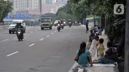 Penyandang Masalah Kesejahteraan Sosial (PMKS) menunggu warga memberikan sedekah di pinggir jalan, Jakarta, Rabu (13/5/2020). Demi memenuhi kebutuhan sehari-hari terlebih untuk Lebaran, mereka rela kejar-kejaran dengan petugas saat dirazia. (merdeka.com/Iqbal S. Nugroho)