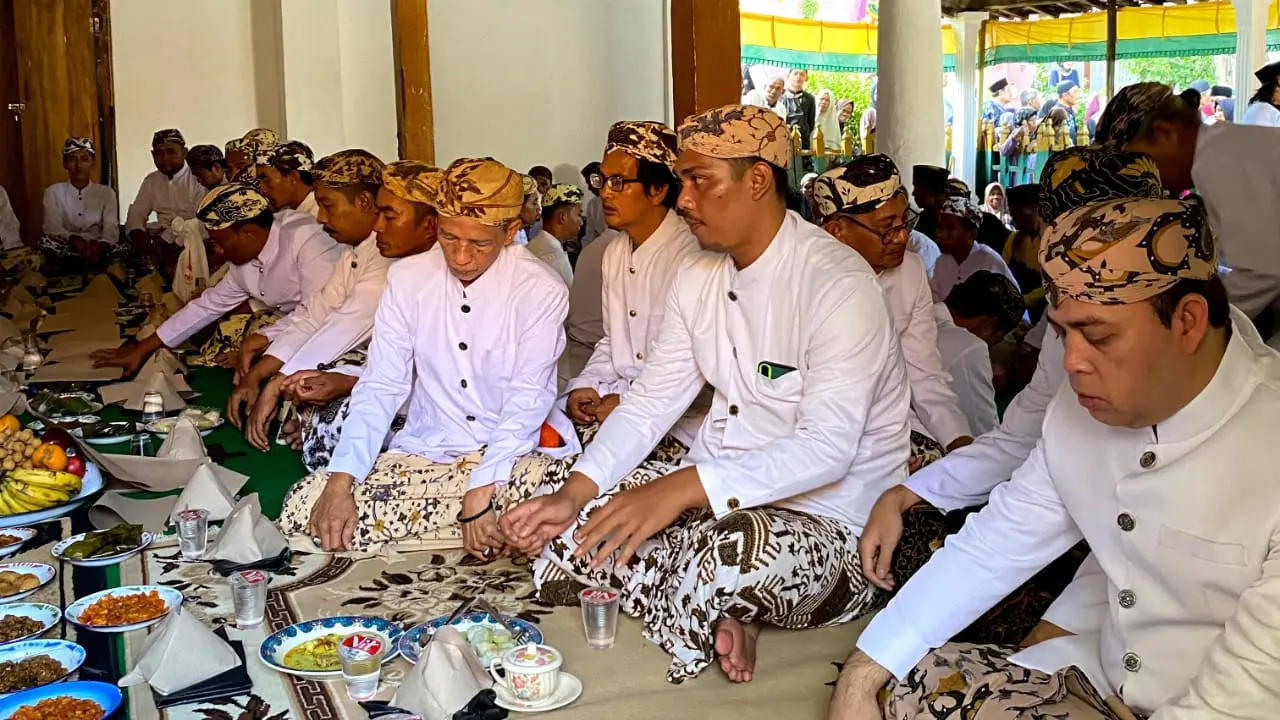 Gerebek Syawal Keraton Kanoman Cirebon, Ziarah Hingga Berebut Koin Berkah