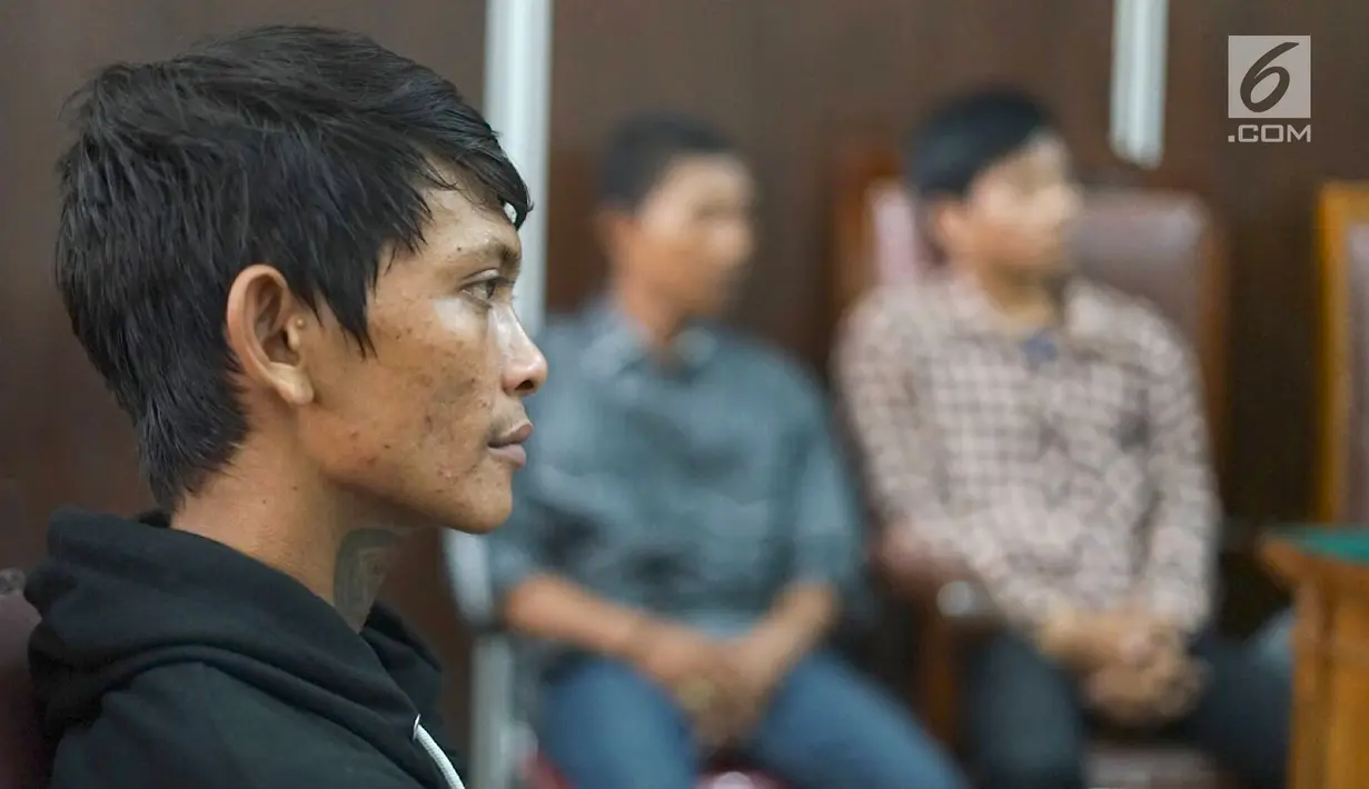 Seorang dari empat pengamen Cipulir korban salah tangkap foto bersama saat sidang praperadilan perdana gugatan di PN Jakarta Selatan, Senin (22/7/2019). Melalui LBH, mereka mengajukan gugatan terhadap Polda Metro Jaya, Kejati DKI, dan Kementerian Keuangan. (Liputan6.com/Immanuel Antonius)