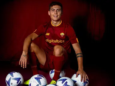 Sebagai salah satu klub elite di Liga Italia, AS Roma dari musim ke musim banyak dihuni para pemain bintang. Menjelang musim 2022/2023 bergulir, AS Roma yanng sejak musim sebelumnya dibesut Jose Mourinho bahkan mampu mendatangkan Paulo Dybala yang notabene berasal dari sesama klub elite Liga Italia, Juventus. Tercatat, AS Roma sebelumnya juga pernah mendatangkan pemain yang berasal dari sesama klub elite Liga Italia, siapa saja? Yuk disimak uraiannya. (twitter/@officialasroma)