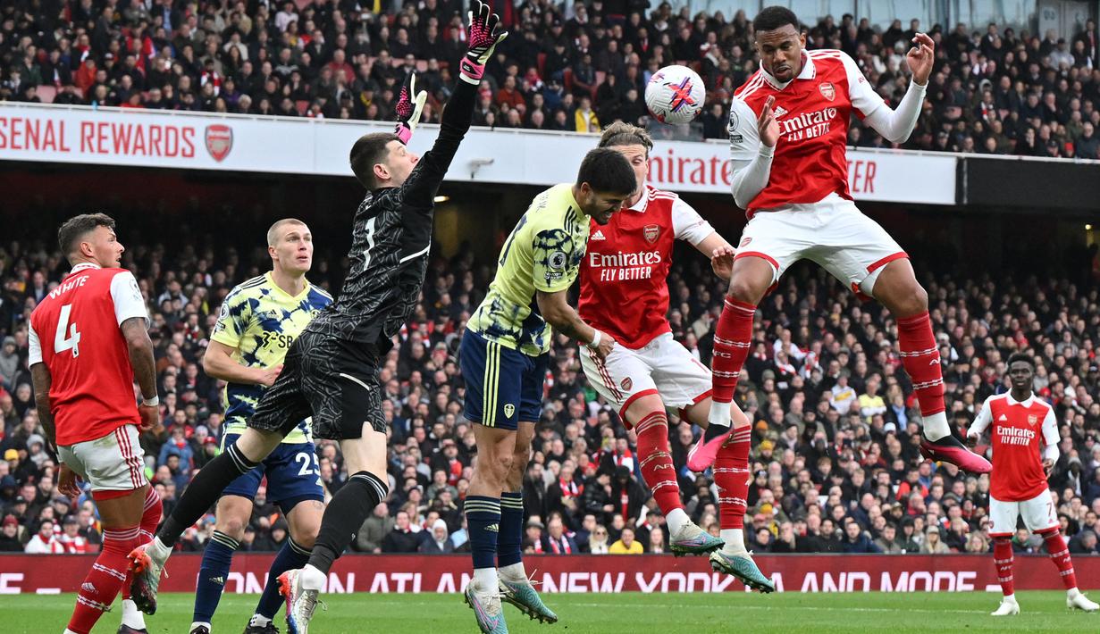 Pemain Arsenal, Gabriel Magalhaes (kanan) berusaha mencetak gol ke gawang Leeds United pada laga pekan ke-29 Liga Inggris 2022/2023 di Emirates Stadium, London, Minggu (02/04/2023) dini hari WIB. The Gunners menang dengan skor 4-1. (AFP/Glyn Kirk)