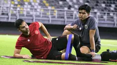 Pemain naturalisasi Timnas Indonesia, Sandy Walsh, menjalani latihan terpisah di Stadion Gelora Bung Tomo (GBT), Surabaya, Sabtu (10/6/2023) petang WIB. Pemain berusia 28 tahun tersebut mendapatkan cedera betis beberapa waktu lalu. (Bola.com/Wahyu Pratama)