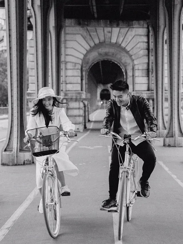 Berkonsep Klasik Hitam Putih, Ini 6 Potret Prewedding Boy William dan Karen Vendela