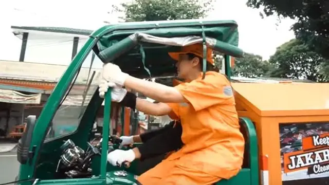 6 Momen Ashanty Jadi Petugas Kebersihan, Rela Kepanasan Sambil Sapu Jalan