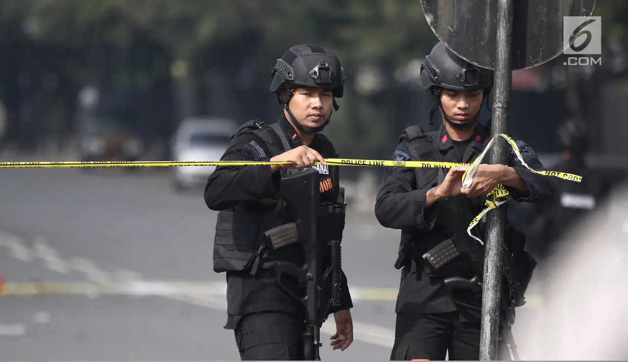 Tim Gegana Brimob berdiri di depan garis polisi yang terpasang di sekitar Rutan Cabang Salemba Mako Brimob di Depok, Kamis (10/5). Setelah sekitar 34 jam, para napi terorisme yang membuat kerusuhan akhirnya menyerah. (Liputan6.com/Herman Zakharia)