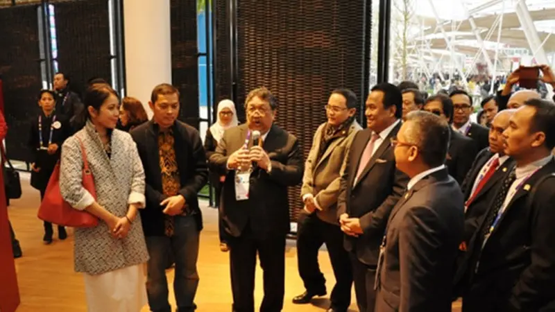 Didi Petet memberikan penjelasan kepada Menteri Perdagangan Rachmat Gobel di paviliun Indonesia saat World Expo Milano. 