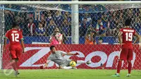 Penjaga gawang Timnas Indonesia, Kurnia Meiga (tengah) menahan tendangan penalti saat laga final kedua Piala AFF 2016 lawan Thailand di Rajamangala National Stadium, Bangkok, Sabtu (17/12). Thailand menang 2-0. (Liputan6.com/Helmi Fithriansyah)