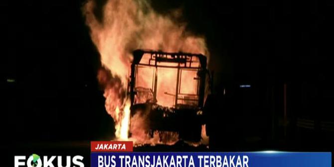 Diduga Listrik Mesin Bermasalah, Bus Transjakarta Terbakar di Pasar Baru