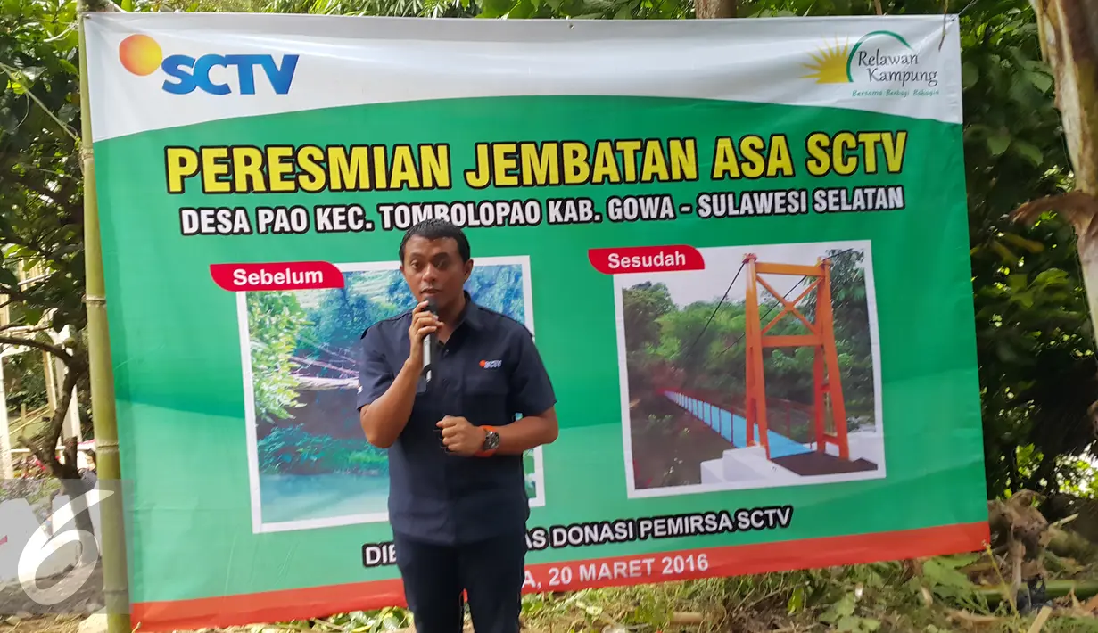 GM Planning Schedulling and Research Development SCTV, Doni Arianto memberikan sambutan saat peresmian Jembatan Asa Asa ke-8 yang berada Desa PAO Kec.Tombolopao Kab.Gowa, Sulawesi Selatan, Minggu (20/3). (Liputan6.com/dok SCTV)