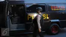 Anggota gegana meninggalkan lokasi ledakan usai melakukan olah TKP di kantin Mal Alam Sutera, Tangerang, Banten, Rabu (28/10). Polda Metro Jaya memastikan sumber ledakan itu adalah bom rakitan dan berdaya ledak rendah. (Liputan6.com/Herman Zakharia)