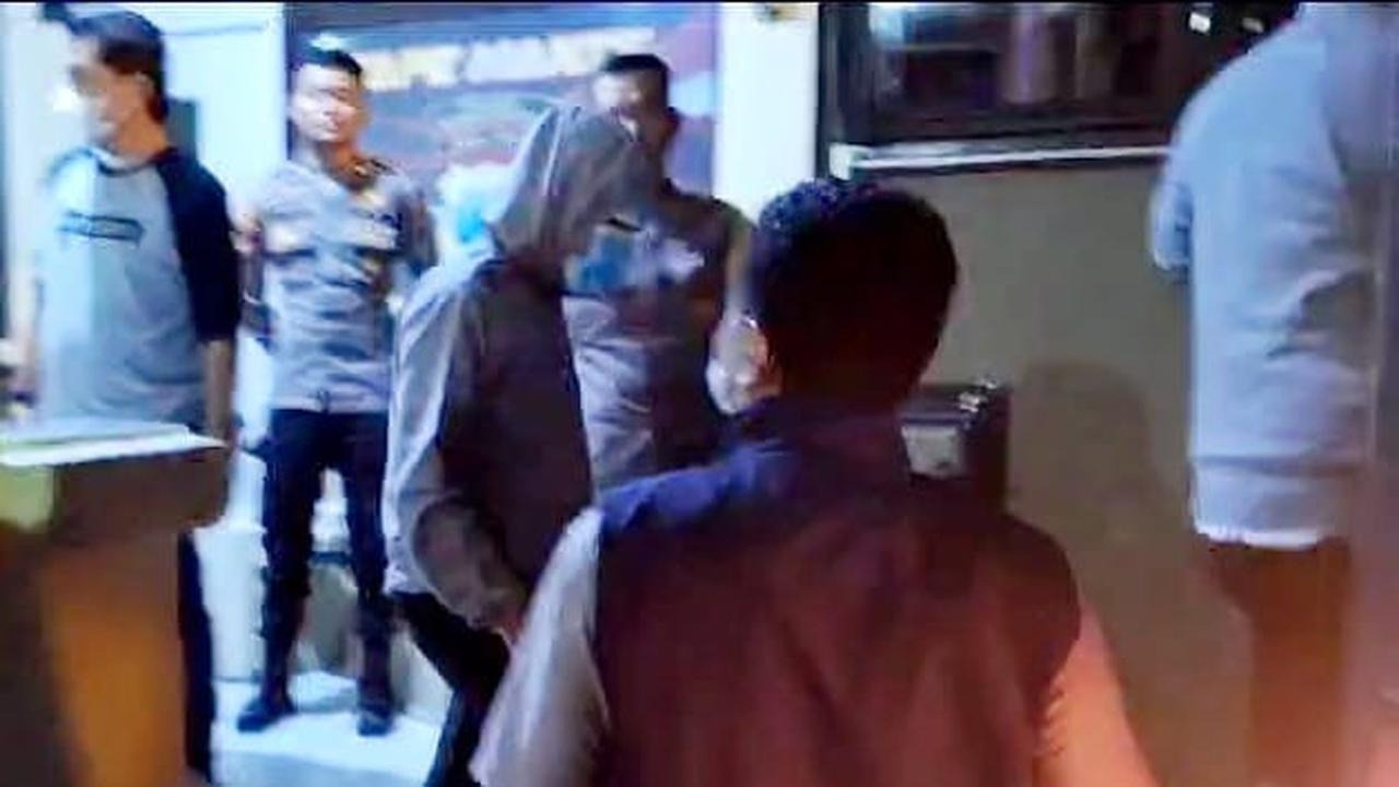 Salah satu terduga tangkap tangan KPK di Bondowoso digiring menuju bus polisi untuk dibawa ke Jakarta (Istimewa)