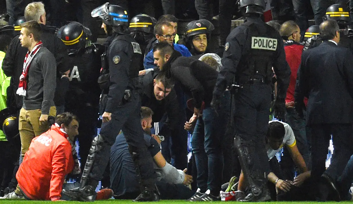 Sekitar 29 suporter mengalami luka-luka akibat terjatuh dari tribun saat Amiens melawan Lille LOSC  di Licorne stadium, Amiens, (30/9/2017). Laga tersebut akhirnya ditunda. (AFP/Francois Lo Presti)