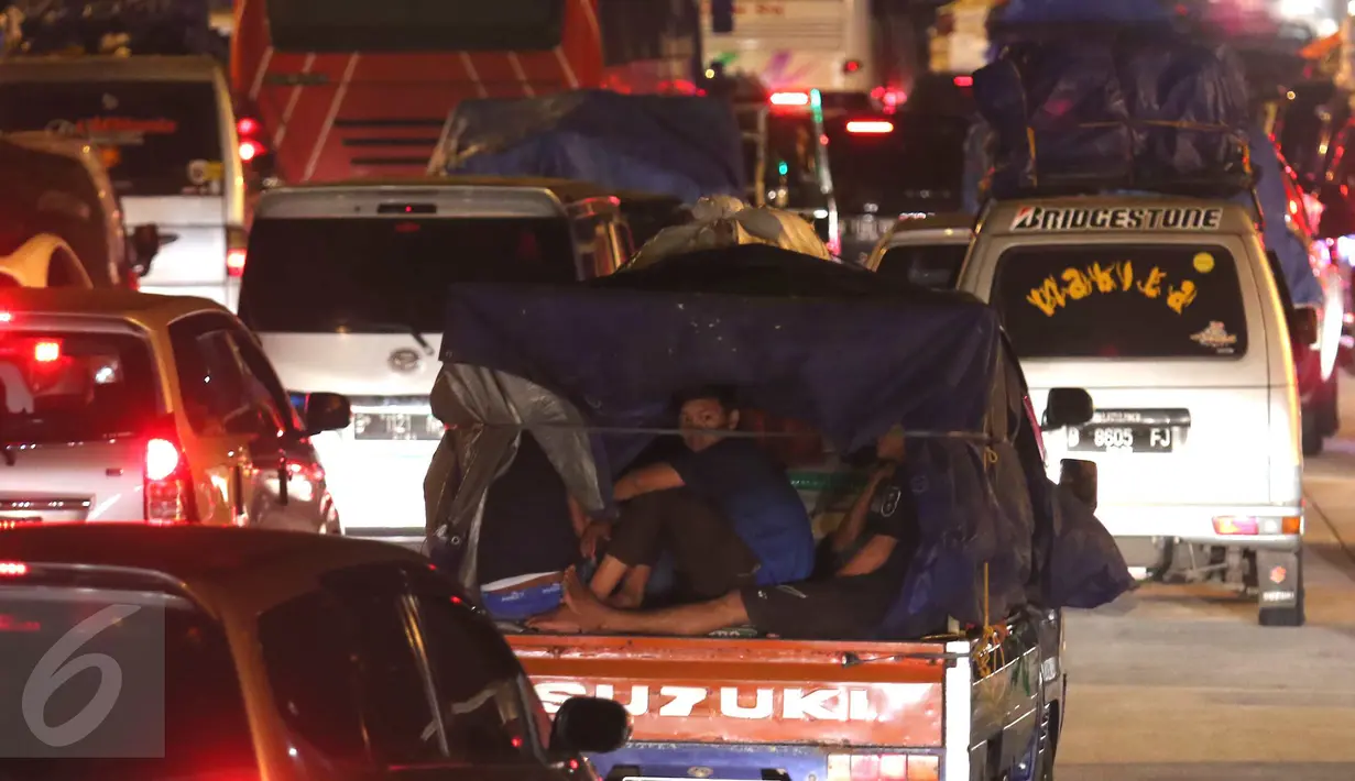 Warga terlihat didalam sebuah mobil bak terbuka saat akan masuk gerbang Tol Cikopo, Jawa Barat, Jumat (1/7). Pada H-5 Lebaran, sejumlah kendaraan sudah mulai memadati Tol Cipali untuk mudik ke arah Jawa Tengah. (Liputan6.com/Angga Yuniar)