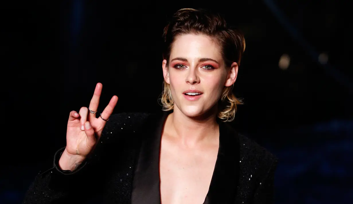 Kristen Stewart berpose saat pemotretan dalam koleksi busana Chanel Cruise 2018/2019, Paris, (3/5). Kristen Stewart tampil memukau dengan blazer gemerlap hitam dengan sepatu boot berenda hitam oleh Alice McCall. (AP Photo/Thibault Camus)