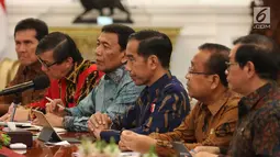 Presiden Jokowi (tiga kanan) menerima kedatangan anggota Badan Pembinaan Ideologi Pancasila (BPIP) di Istana Merdeka, Jakarta, Kamis (22/3). Pertemuan tersebut untuk meloprkan hasil kerja BPIP. (Liputan6.com/Angga Yuniar)