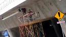 Pekerja sedang menyelesaikan proyek pembangunan jalan layang (fly over) di Jalan Gatot Subroto, Jakarta, Minggu (27/12/2015). Proyek ini sudah mencapai tahap akhir penyelesaian. (Liputan6.com/Helmi Afandi) 