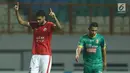 Bek Persija, Willian Pachecho mengangkat tangan usai mengalahkan Sriwijaya FC pada lanjutan Liga 1 Indonesia di Stadion Wibawa Mukti, Cikarang Kab Bekasi, Jumat (16/6). Persija unggul 1-0. (Liputan6.com/Helmi Fithriansyah)