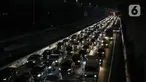 Antrean kendaraan pemudik di Jalan Tol arah Bekasi, Tambun, Kerawang, Jawa Barat, Jumat (28/4/2022) Malam. Pada H-2 diprediksi sebagai puncak arus mudik Lebaran 2022, arus lalu lintas menuju  ke Jawa terpantau padat. (Liputan6.com/Johan Tallo)