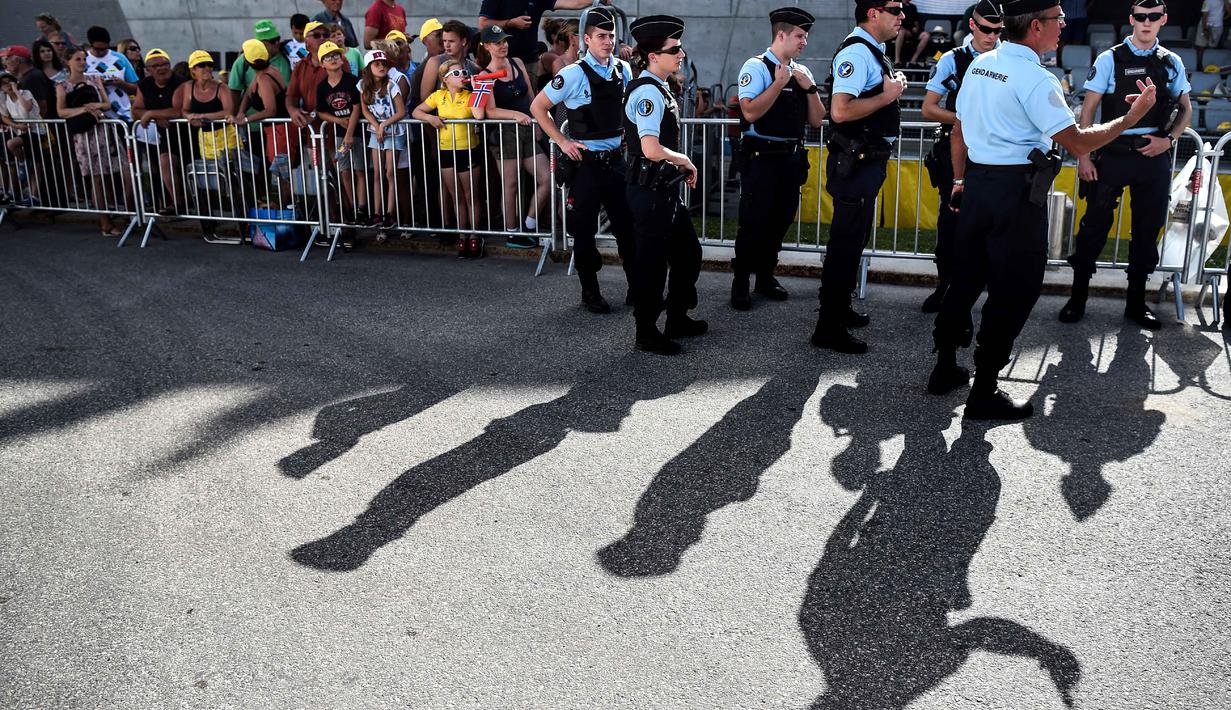 Petugas keamanan Prancis tengah berjaga dekat garis finish saat sesi latihan persiapan etape ke-18 Tour De France di Sallanches., (22/7/2016). (AFP/Lionel Bonaventure)