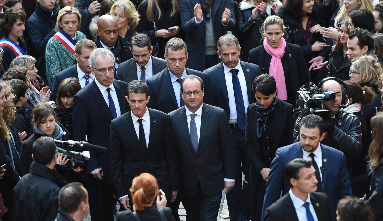 Presiden Perancis Francois Hollande (tengah) usai melakukan a minute of silence di Universitas Sorbonne, Paris, Perancis, (16/11/2015).  Hal ini dilakukan sebagai penghormatan bagi korban serangan Paris. (REUTERS/Stephane de Sakutin) 