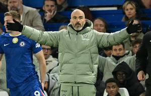 Pelatih kepala Chelsea asal Italia, Enzo Maresca, memberi isyarat di pinggir lapangan selama pertandingan Premier League antara Chelsea dan Arsenal di Stamford Bridge, London, pada 30 November 2025. (JUSTIN TALLIS / AFP)