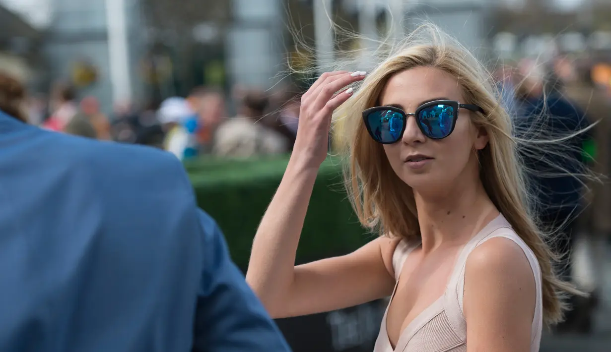 Seorang wanita cantik menghadiri pembukaan pacuan kuda Aintree di Liverpool, Inggris, Kamis (7/4/2016). Acara yang digelar setiap tahun ini dihadiri para bangsawan dan kaum menengah. (Oli SCARFF/AFP)