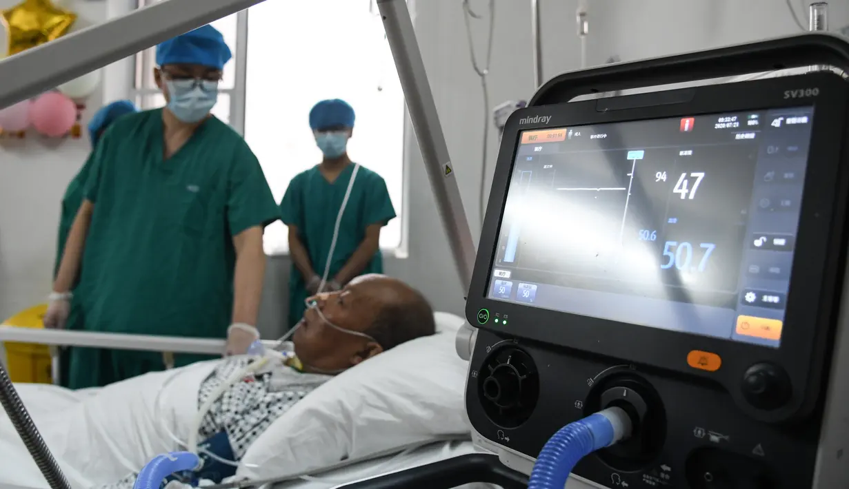 Para petugas medis bersiap untuk memulangkan Cui dari Rumah Sakit Renmin Universitas Wuhan di Wuhan, Provinsi Hubei, China (21/7/2020). Cui, pasien COVID-19 yang menjalani operasi transplantasi paru-paru ganda, sembuh setelah perawatan selama berbulan-bulan dan dipulangkan. (Xinhua/Cheng Min)