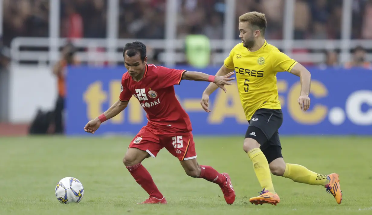Gelandang Persija Jakarta, Riko SImanjuntak, saat melawan Ceres-Negros pada laga Piala AFC 2019 di SUGBK, Jakarta, Selasa (23/4). Persija takluk 2-3 dari Ceres-Negros. (Bola.com/M Iqbal Ichsan)