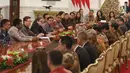 Suasana saat Presiden Joko Widodo menerima kunjungan delegasi US Asean Business Council di Istana Merdeka, Selasa (13/3). Dalam pertemuannya Jokowi menekankan bahwa Indonesia tengah melakukan reformasi ekonomi. (Liputan6.con/Angga Yuniar)