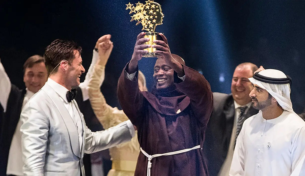 Guru mata pelajaran sains, Peter Tabichi menerima penghargaan 2019 Global Teacher Prize di Dubai, Uni Emirat Arab, 24 Maret 2019. Peter dianugrahi gelar sebagai guru terbaik sedunia lantaran kerap menyisihkan sekitar 80 persen gaji untuk membantu siswa miskin. (GLOBAL EDUCATION AND SKILLS FORUM/AFP)
